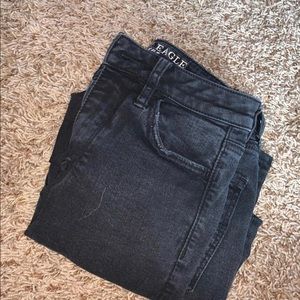 American Eagle Jeans w rips in knees